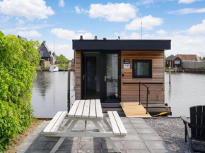 Cosy houseboat in Stavoren with garden